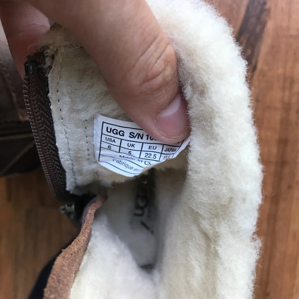 Ugh kids shoes size 6 - Picture 3 of 8